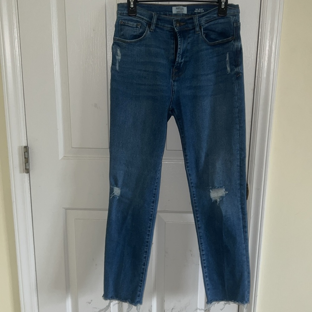 High rise jeans super confortable I’m 5”2 and the hit bottom of ankle